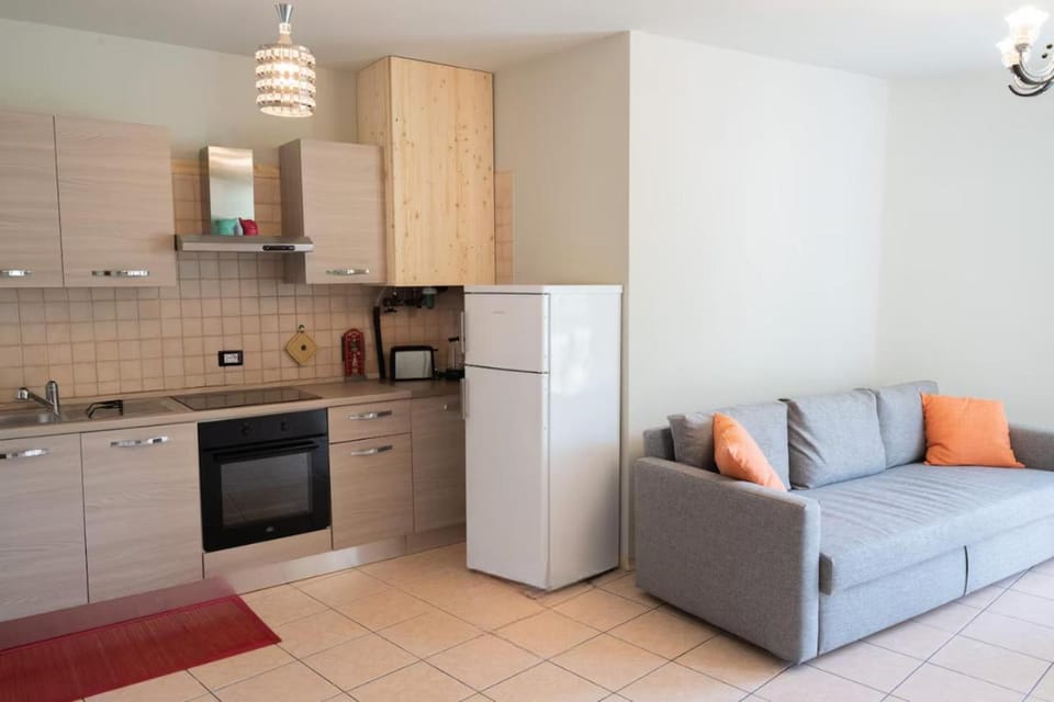 Coffee/tea facilities, Kitchen or kitchenette, Living room, Seating area, oven, stove