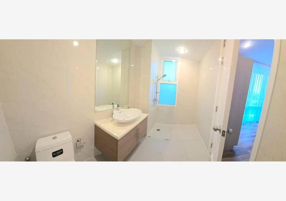 Shower, Toilet, Bathroom, Bath, towels