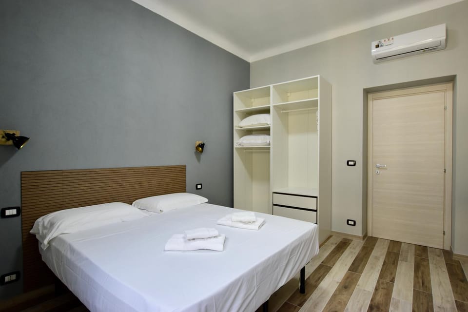 Photo of the whole room, Bedroom, wardrobe, air conditioner