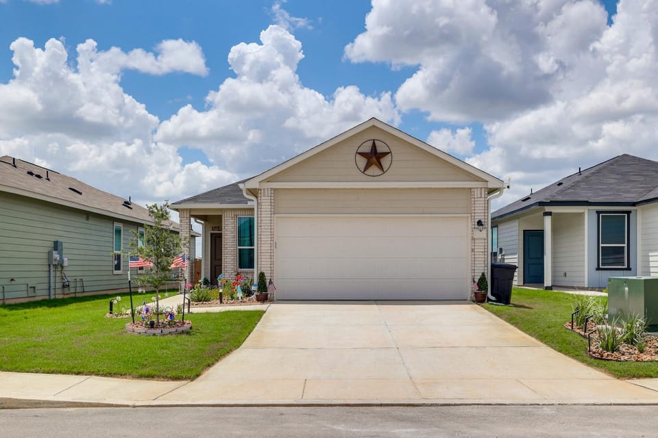 12 Mi to San Antonio River Walk: Home w/ Yard! House in San Antonio