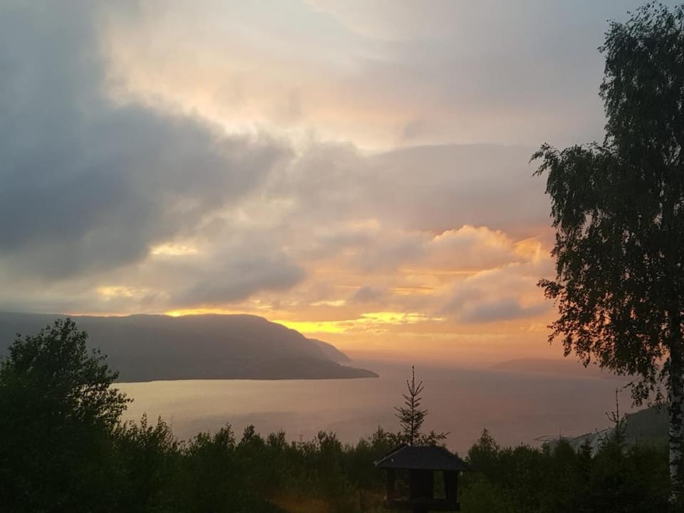 Nearby landmark, Natural landscape, Lake view, Mountain view, River view, Sea view, Sunrise