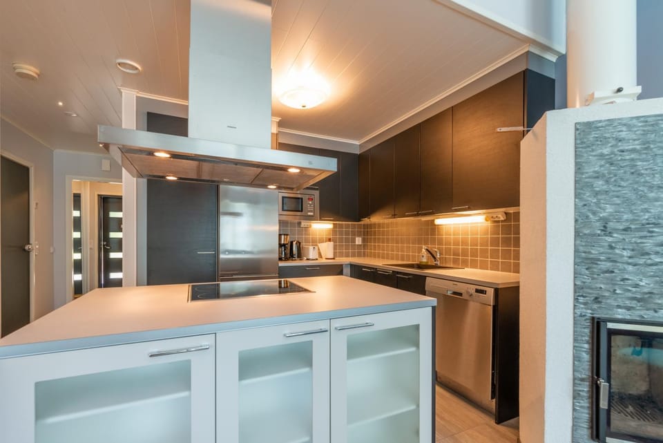 Kitchen or kitchenette, dishwasher, oven