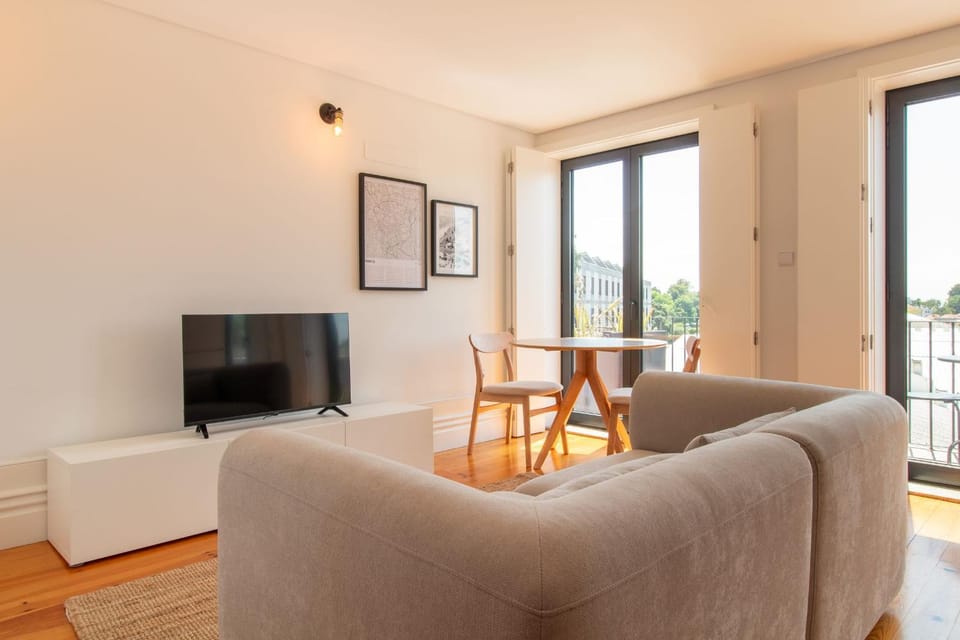 Stylish & Sunny 2BR near Heroísmo by LovelyStay Apartment in Porto