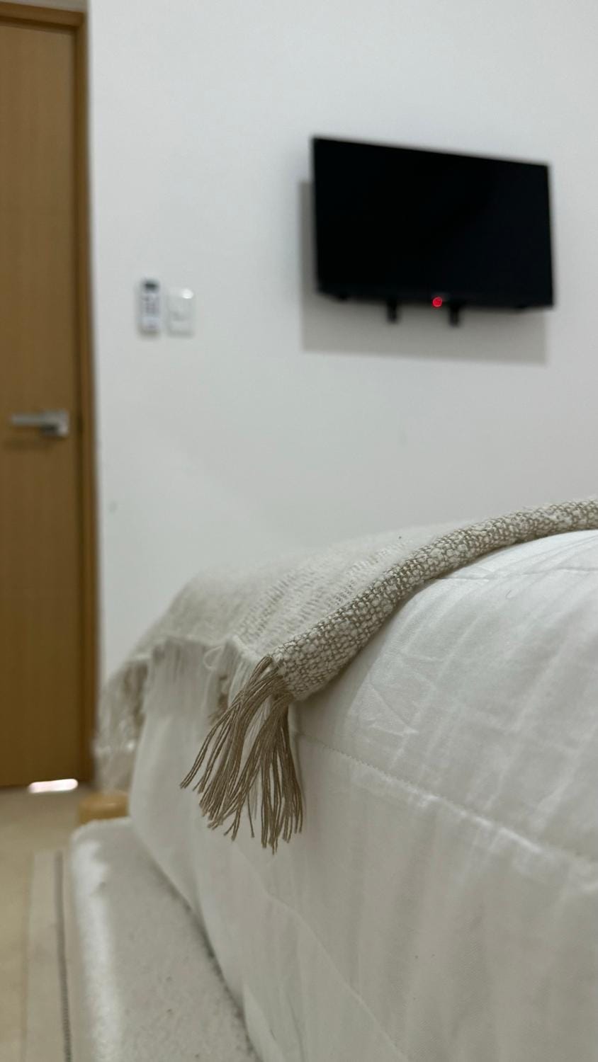 Bed, TV and multimedia, Bedroom