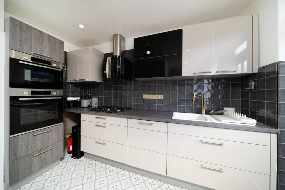 Newly Refurbished Two Bedroom Garden Flat - Sleeps 6 Apartment in London
