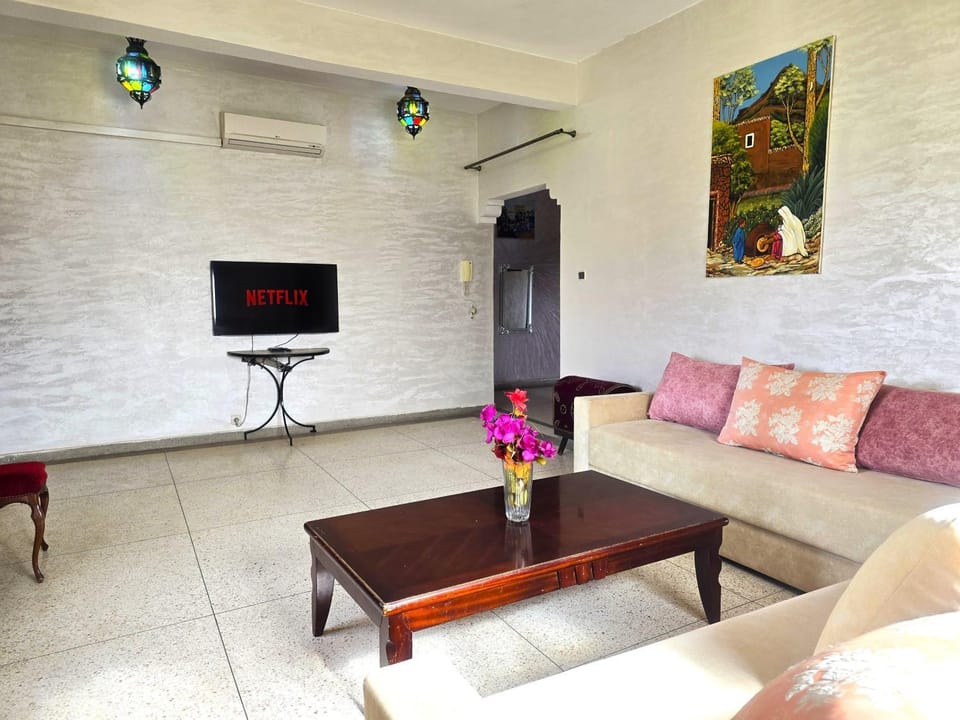 Communal lounge/ TV room, TV and multimedia, Living room, Seating area, Evening entertainment, air conditioner