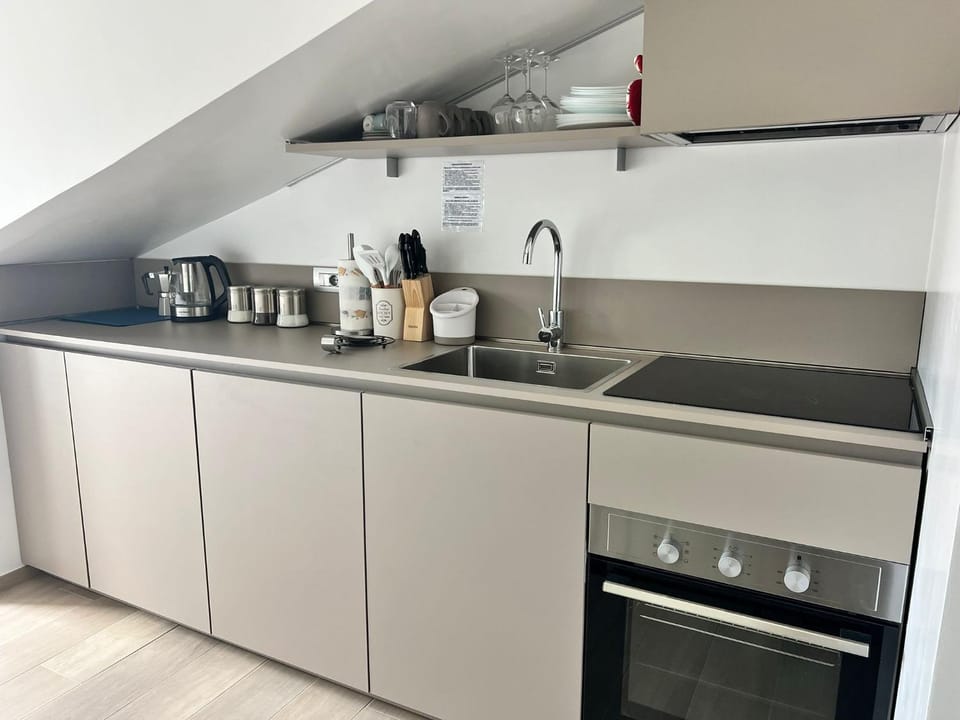Coffee/tea facilities, Kitchen or kitchenette, stove