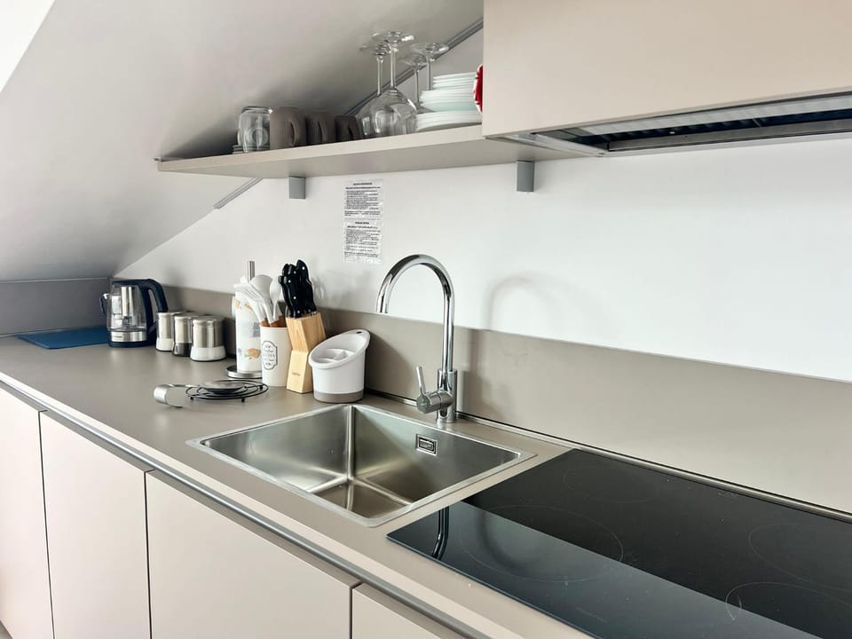 Coffee/tea facilities, Kitchen or kitchenette, stove