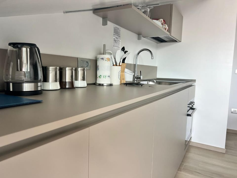 Coffee/tea facilities, Kitchen or kitchenette, stove