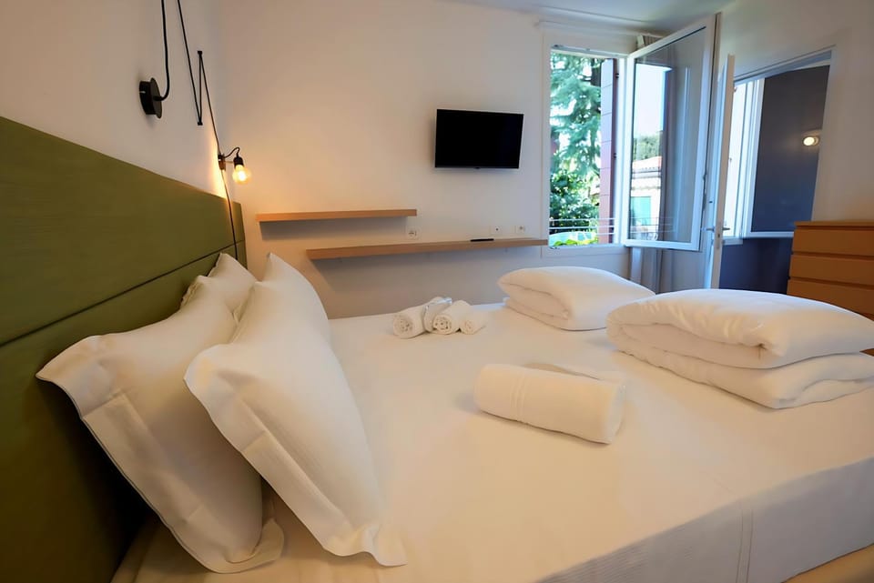 Bed, TV and multimedia, Photo of the whole room, Bedroom, towels