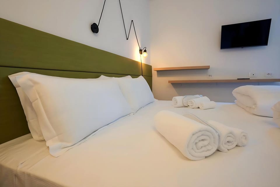 Bed, TV and multimedia, Photo of the whole room, Bedroom, towels