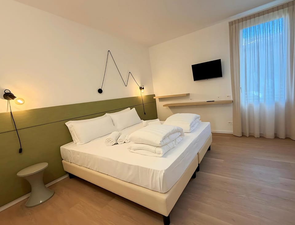 Bed, TV and multimedia, Photo of the whole room, Bedroom, towels