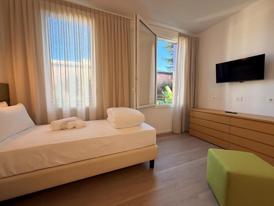 Bed, TV and multimedia, Photo of the whole room, Bedroom, towels