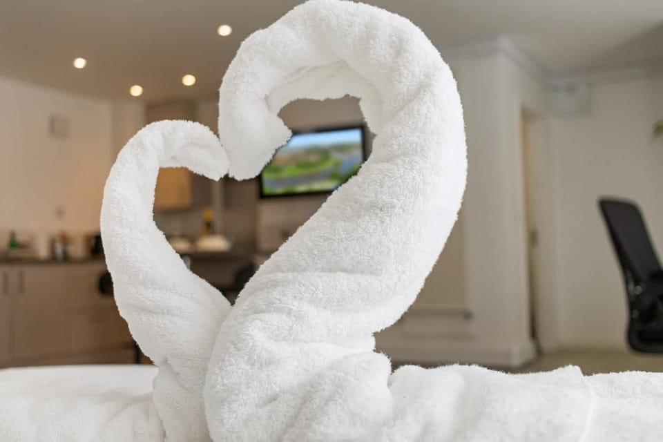 Bed, Bedroom, internet, towels