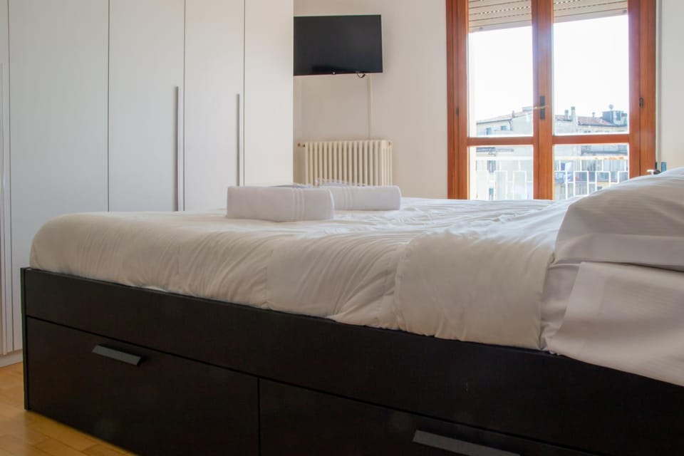 Bed, TV and multimedia, Photo of the whole room, Bedroom, towels