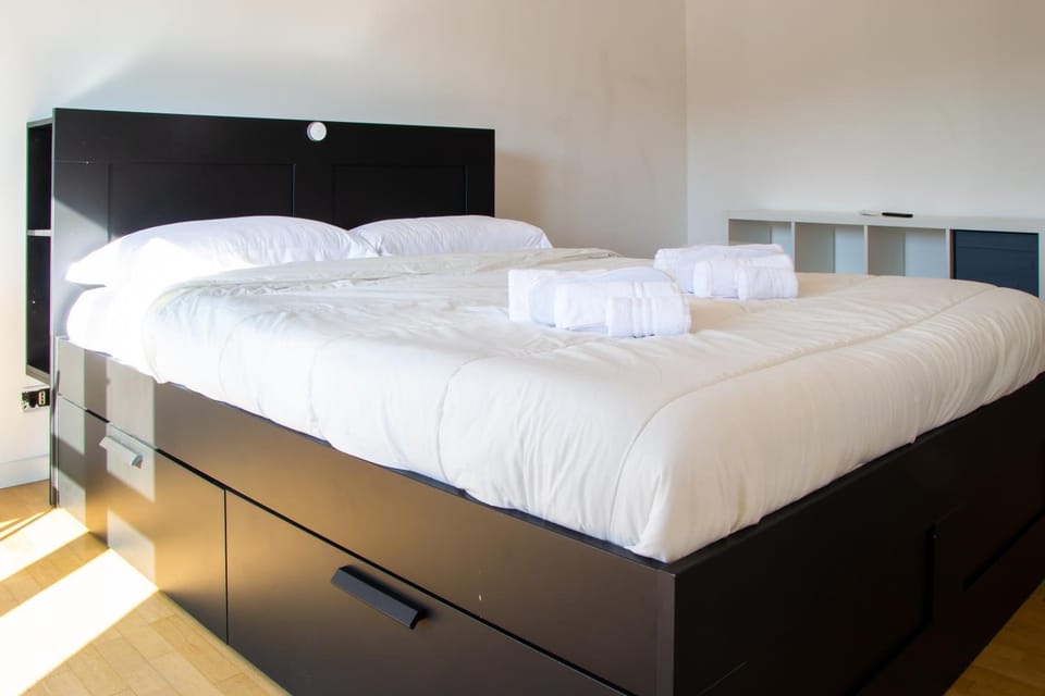 Bed, Photo of the whole room, Bedroom, towels