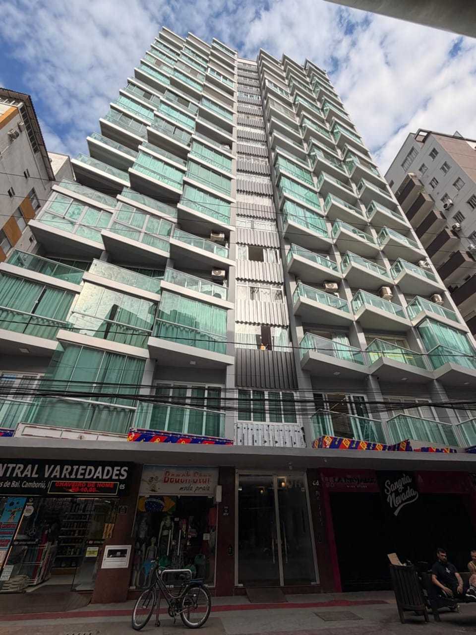 Apartamento Pé na Areia no Calçadão da Central Balneário Camboriú - Estacionamento limitado á alguns tamanhos de caminhonetes Apartment in Camboriú