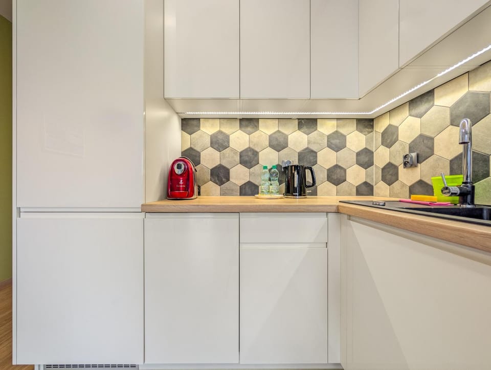 Coffee/tea facilities, Kitchen or kitchenette, stove