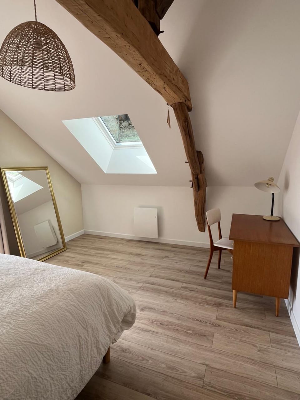 Photo of the whole room, Bedroom