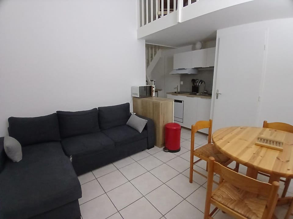 Coffee/tea facilities, Kitchen or kitchenette, Living room, Dining area, oven, stove, toaster