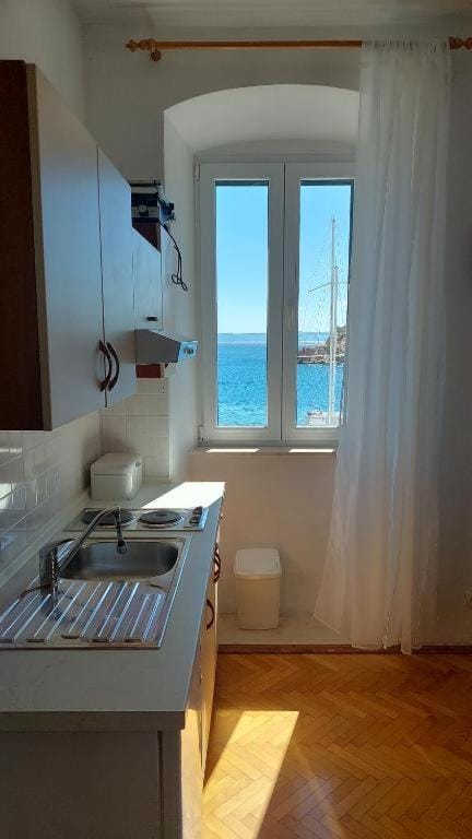 Kitchen or kitchenette, Sea view