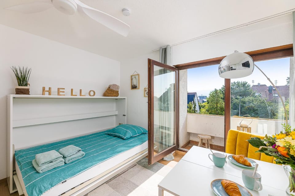 Bed, Decorative detail, Dining area, Bedroom