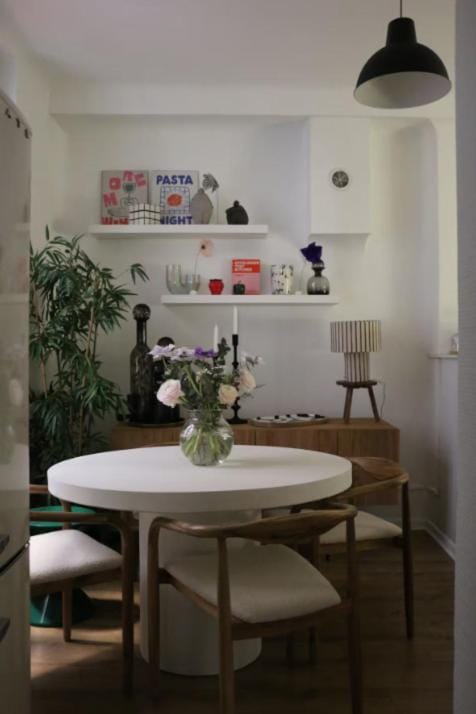 Kitchen or kitchenette, Dining area