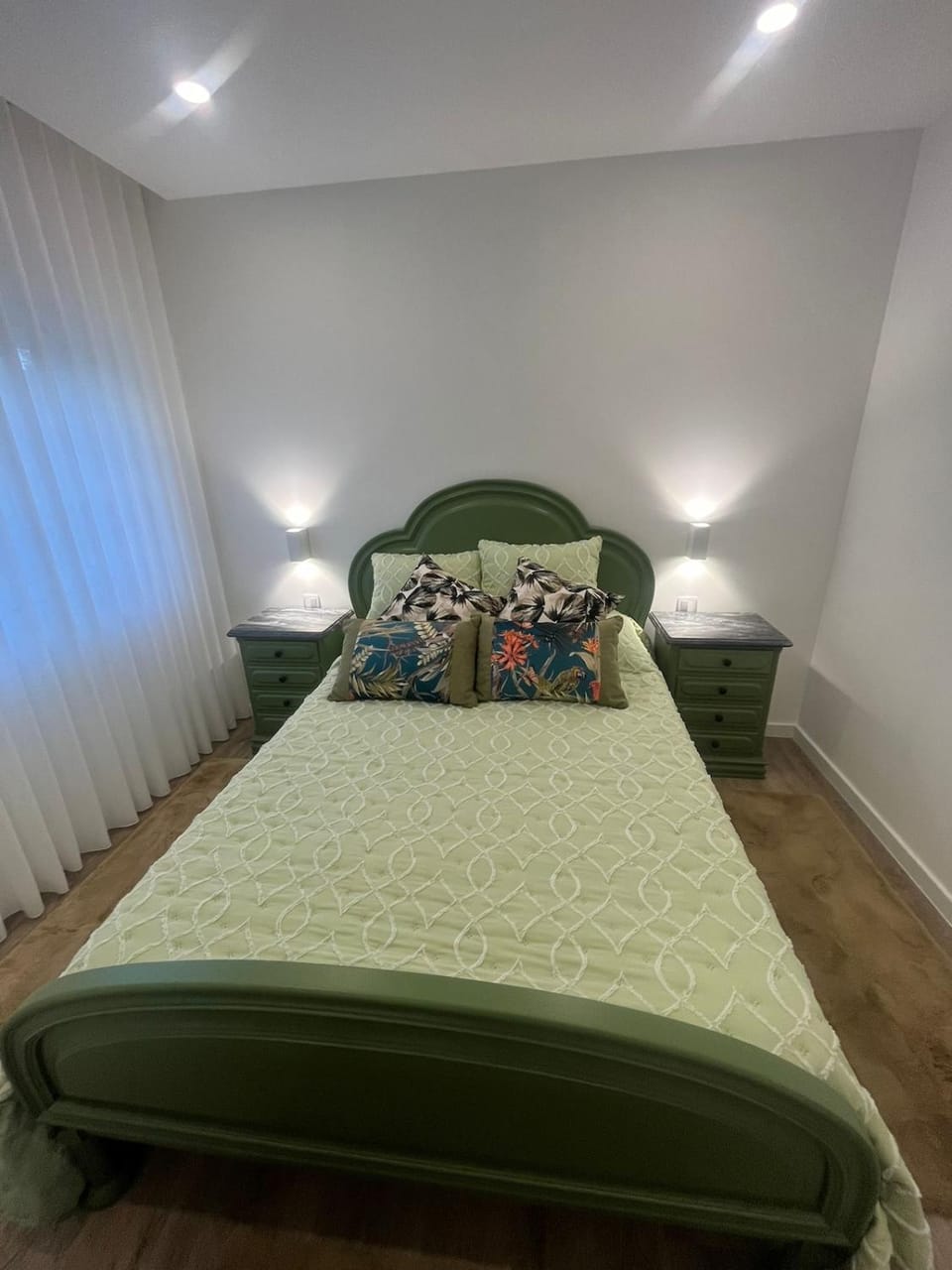 Bed, Photo of the whole room, Bedroom, Facility for disabled guests, wardrobe, acessibility, air conditioner
