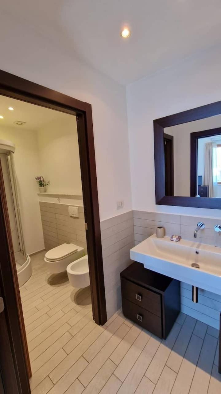 Shower, Toilet, Bathroom, bidet, towels