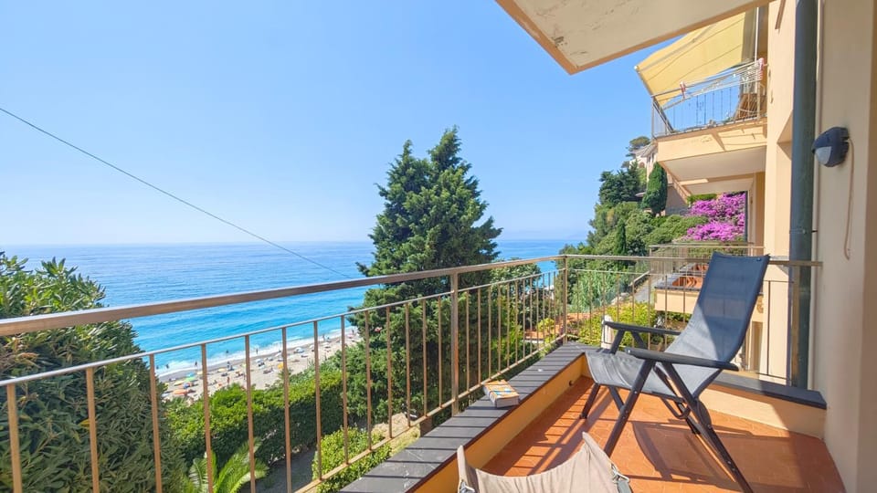 Hostdomus-Dream Suite-on the sea Apartment in Finale Ligure