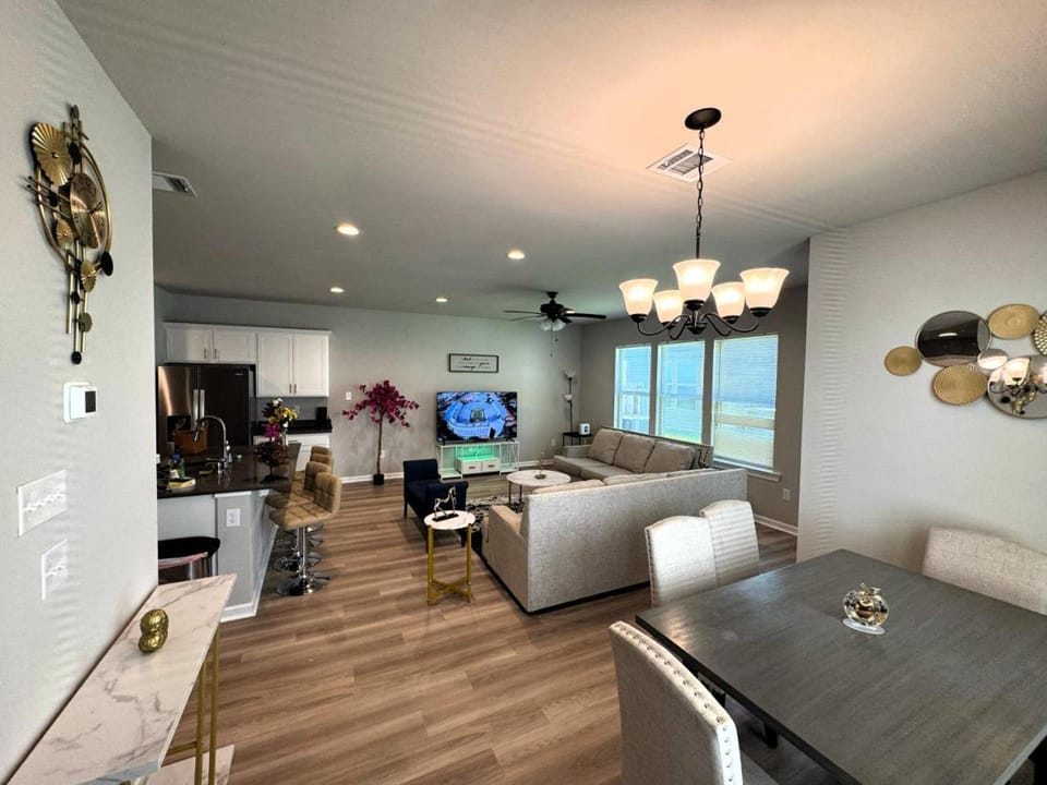 Communal lounge/ TV room, TV and multimedia, Living room, Dining area