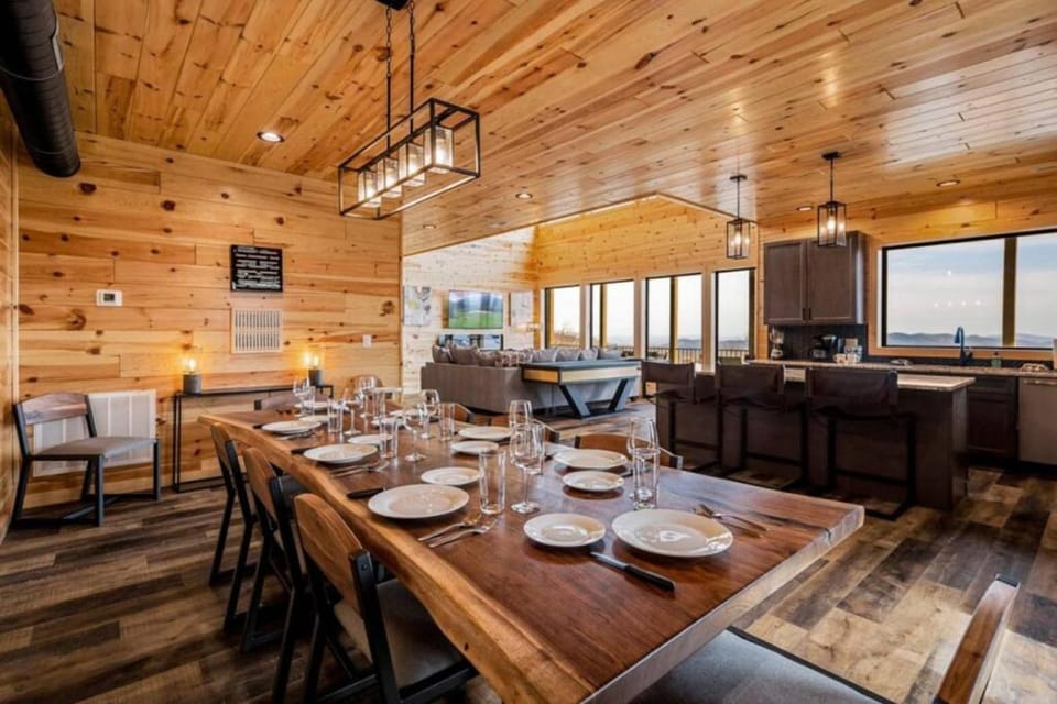 5BR Luxe Cabin Stay • Pool • Hot Tub • Games • Mountain Views Cabin in Gatlinburg