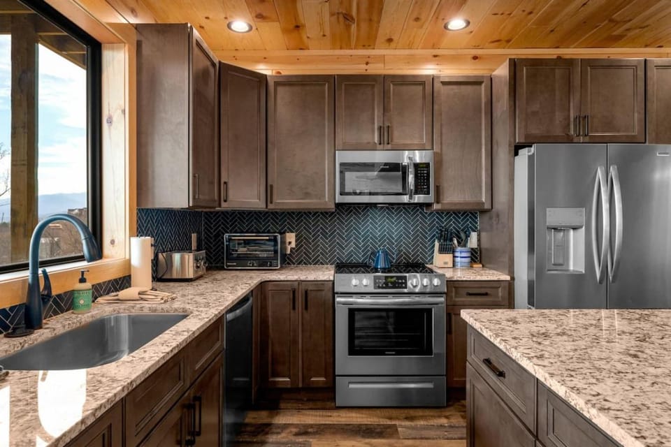 5BR Luxe Cabin Stay • Pool • Hot Tub • Games • Mountain Views Cabin in Gatlinburg