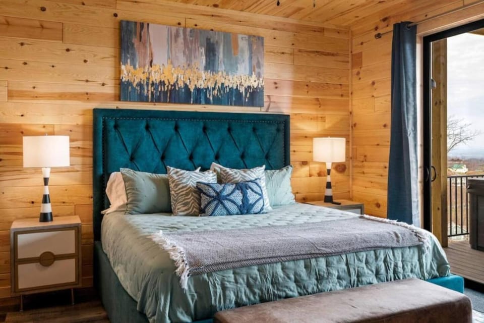 5BR Luxe Cabin Stay • Pool • Hot Tub • Games • Mountain Views Cabin in Gatlinburg