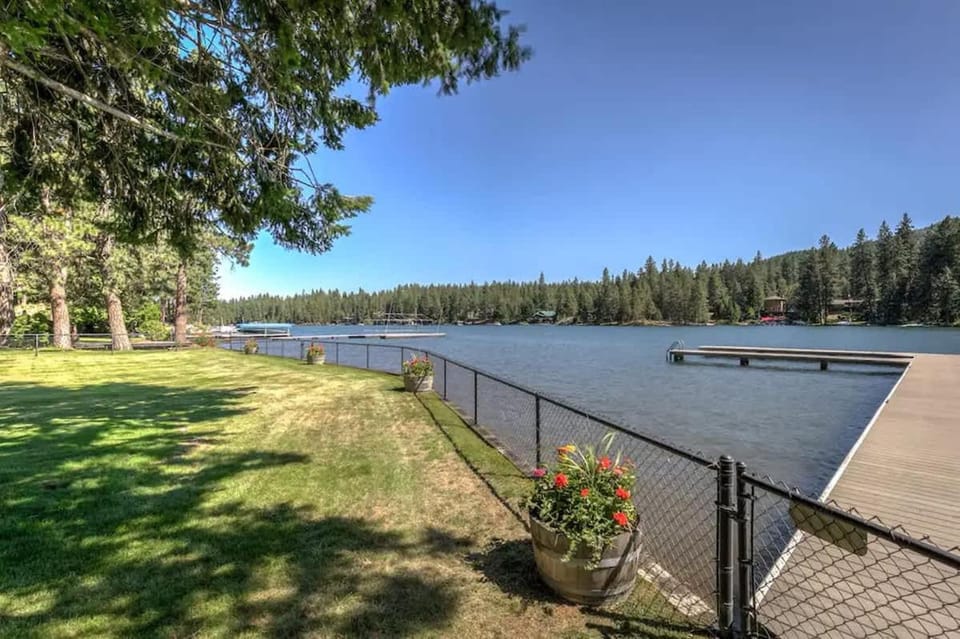 Welk Manor Private Waterfront Retreat on the Spokane River House in Post Falls