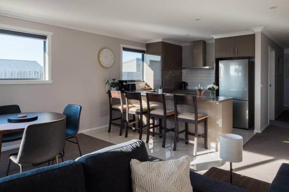 Kitchen or kitchenette, Seating area, Dining area