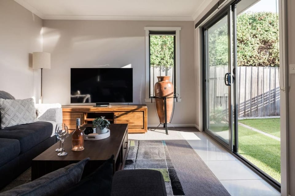 Day, TV and multimedia, Living room, Seating area, Evening entertainment