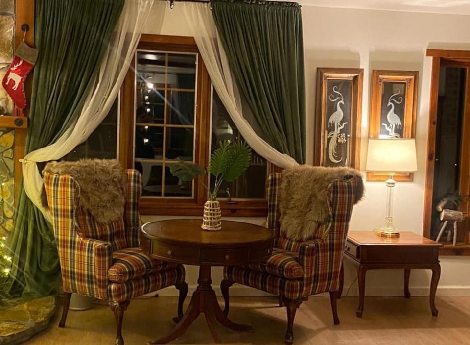 Vintage Sunset Villa by Bass Lake 17 miles from Yosemite National Park Apartment in Sierra Nevada