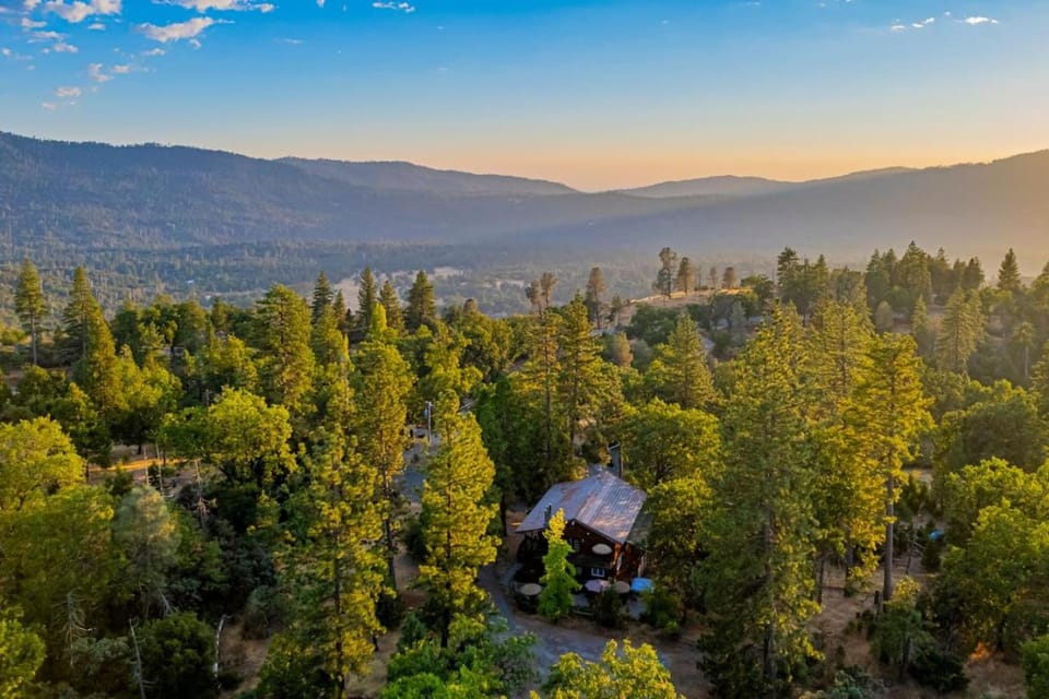 Vintage Sunset Villa by Bass Lake 17 miles from Yosemite National Park Apartment in Sierra Nevada