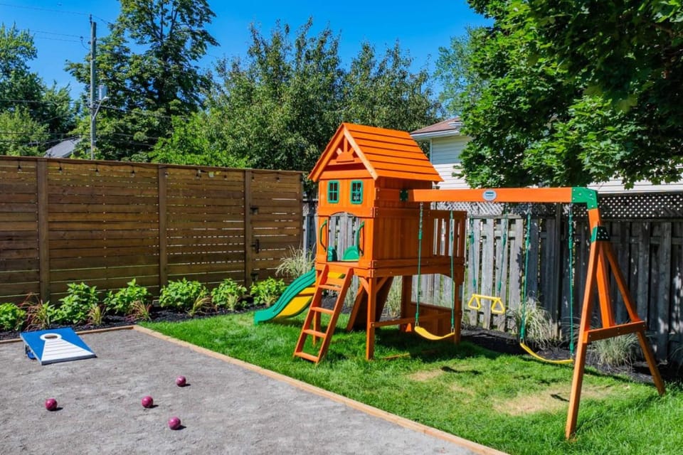 Hot Tub/Outdoor Sauna/Heated Pool/5 Min To Falls House in Niagara Falls