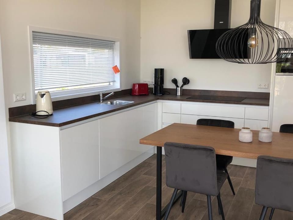 Marina Strandbad Chalet Inseltraum mit Zaun Haus Nr 83 House in Gelderland, Netherlands