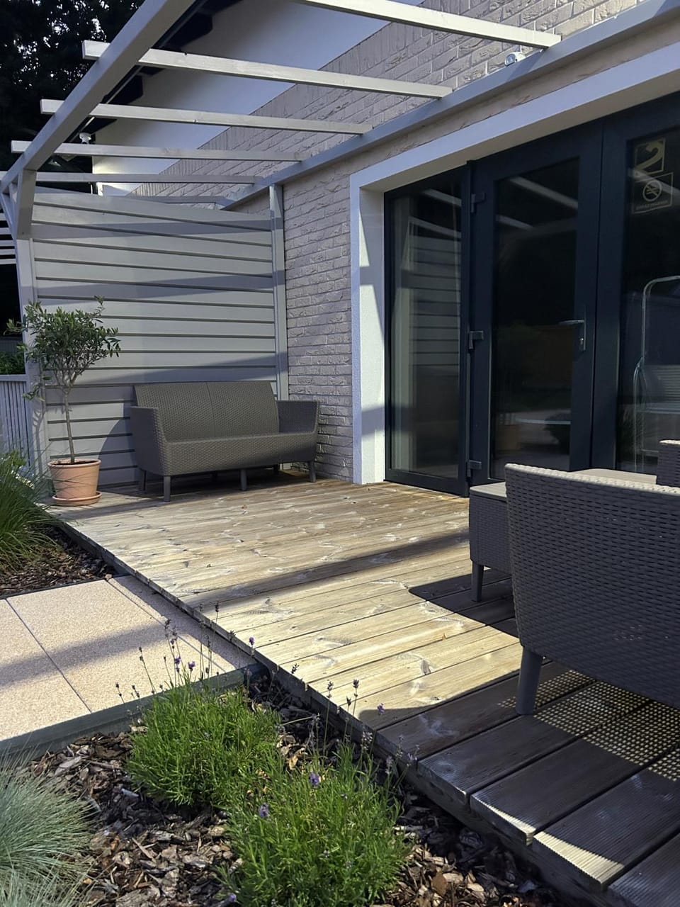 Property building, Patio, Balcony/Terrace