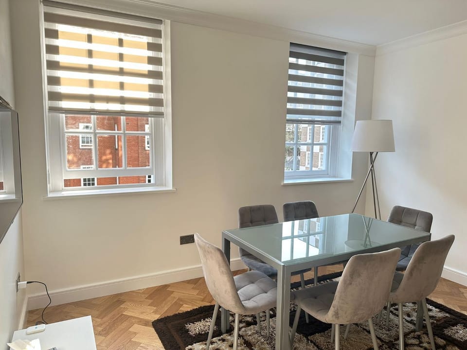 Living room, Seating area, Dining area, internet