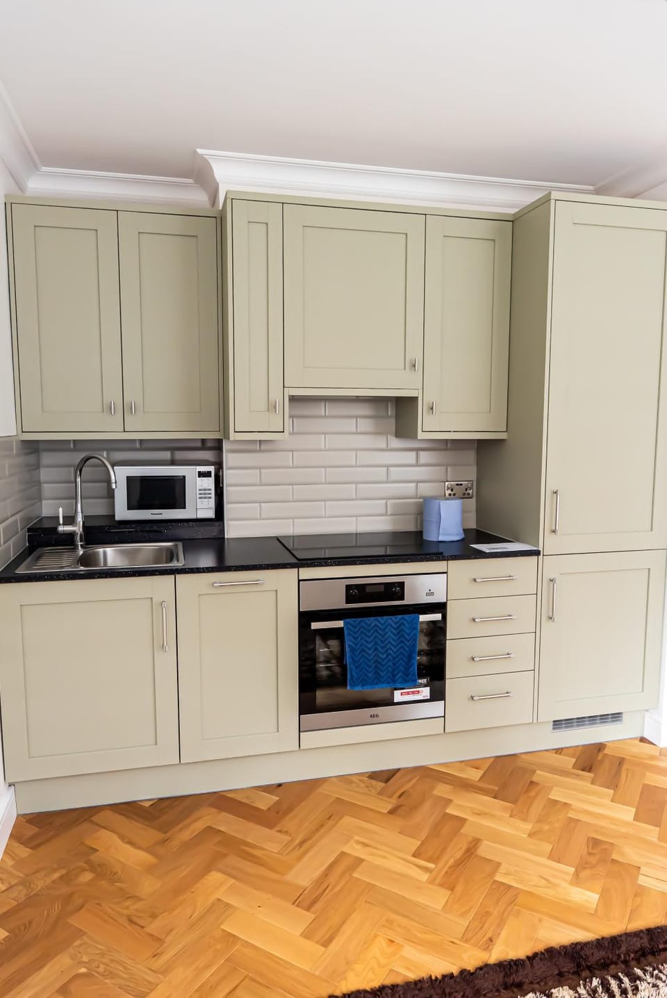 Kitchen or kitchenette, dishwasher, stove