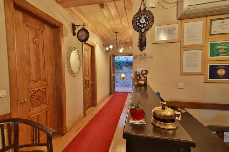 Living room, Seating area, Dining area, air conditioner