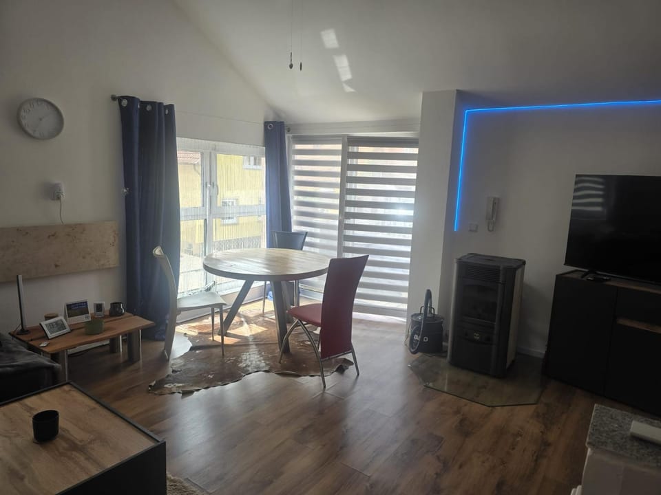 TV and multimedia, Living room, Seating area, Dining area