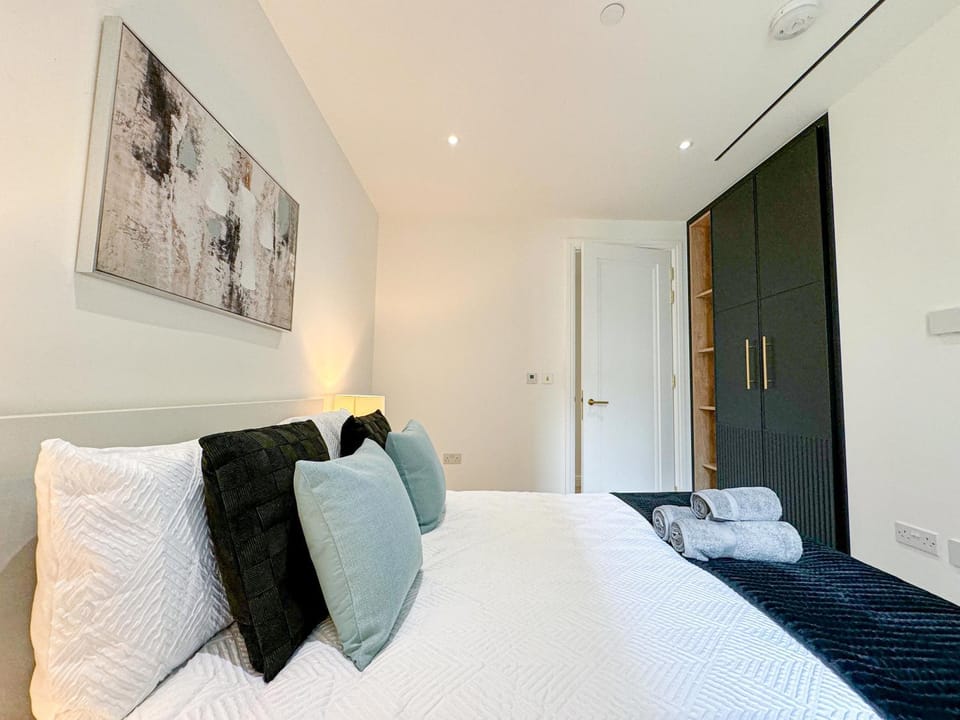Bed, Bathroom, Photo of the whole room, Decorative detail, Bedroom, towels, wardrobe