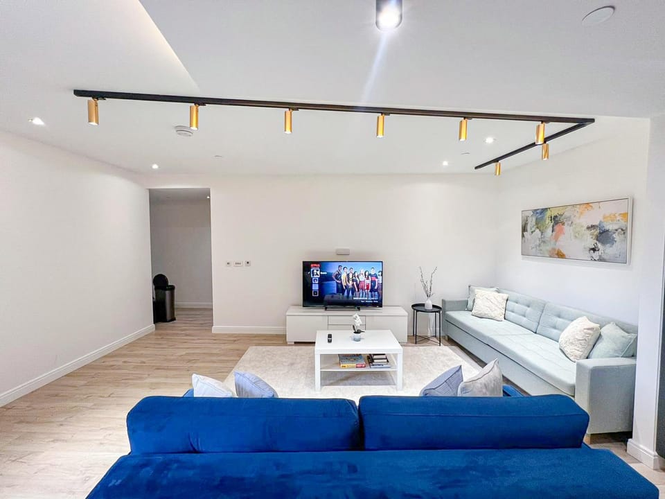 TV and multimedia, Living room, Decorative detail, Seating area, heating