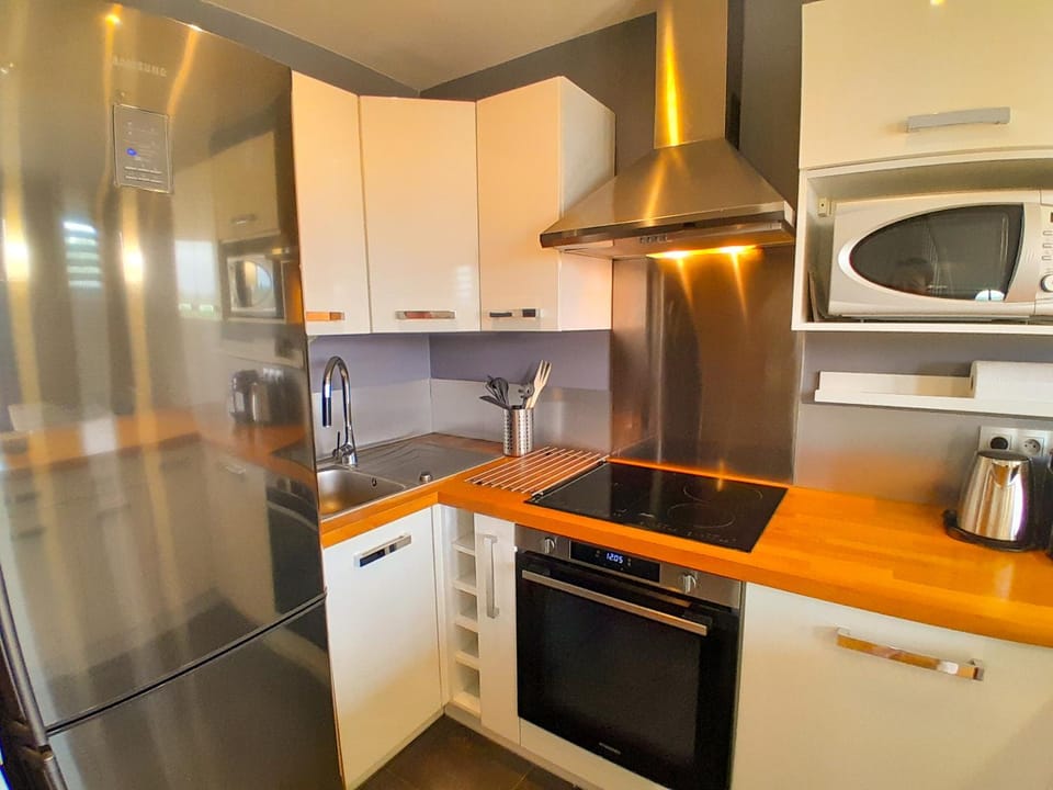Coffee/tea facilities, Kitchen or kitchenette, dishwasher, microwave, oven, stove, toaster