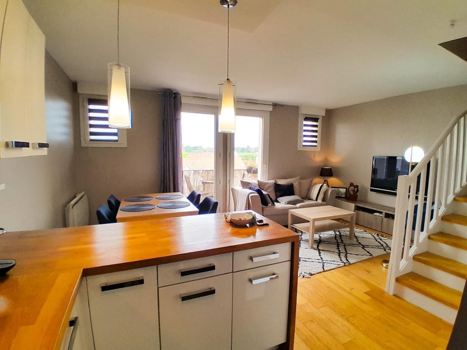 Kitchen or kitchenette, Seating area, Dining area